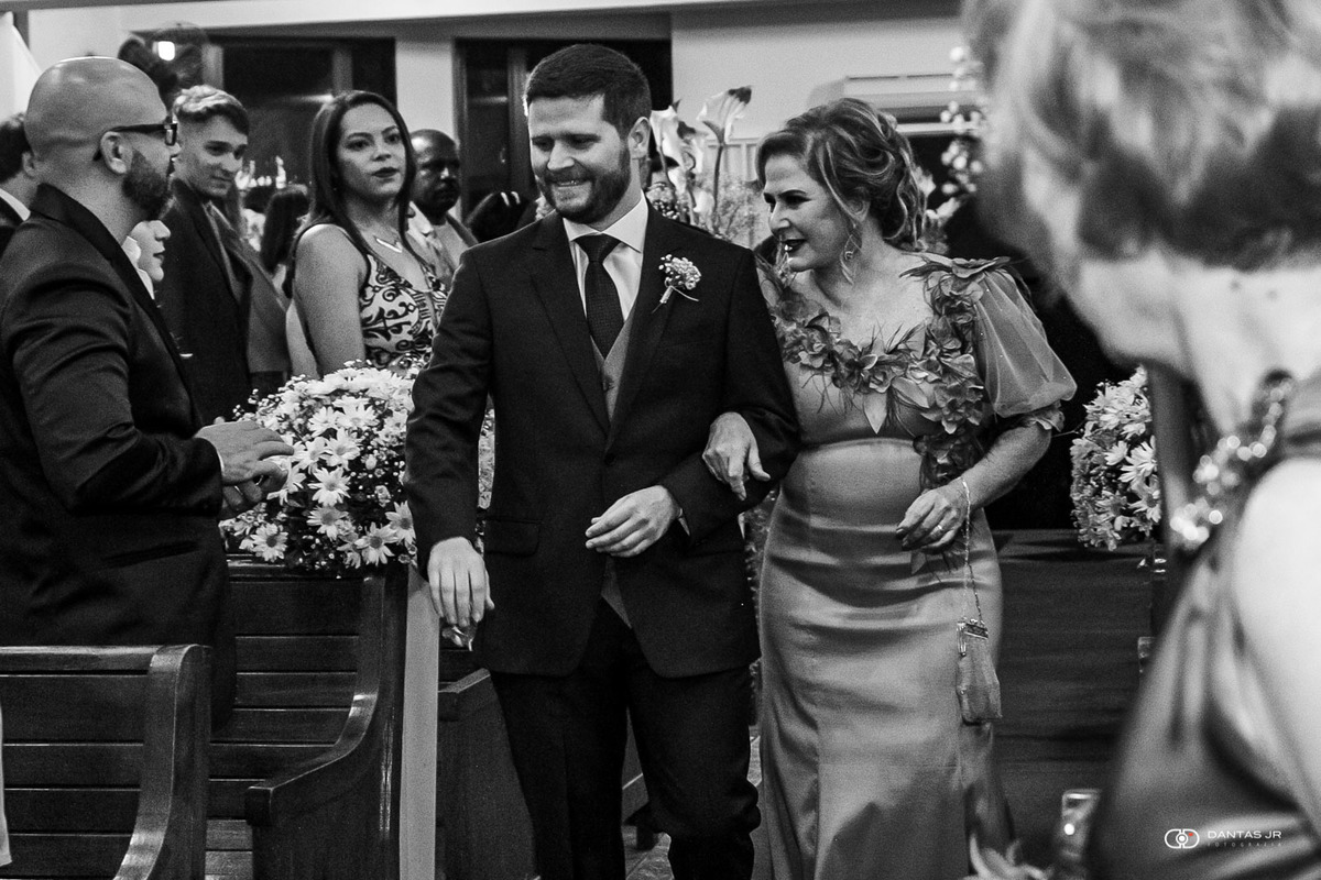 noivo entrando com mãe na cerimônia de casamento Destination Wedding em Três Rios