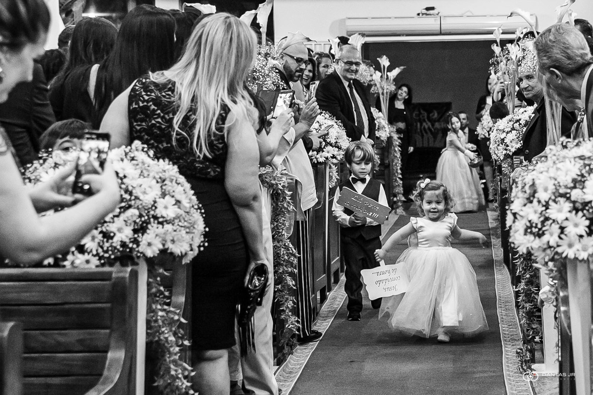 daminha e pajem correndo em cerimônia de casamento em Três Rios