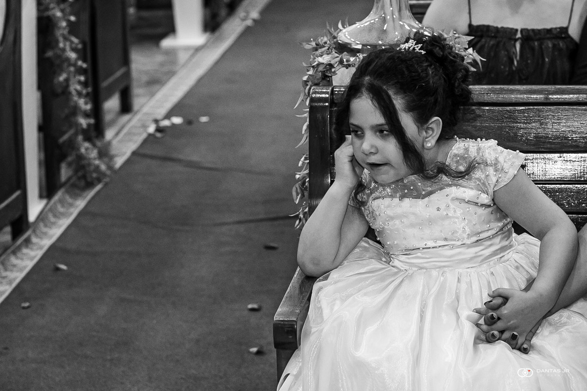 daminha entediada durante cerimônia de casamento Destination Wedding em Três Rios por Dantas Jr. Fotografia