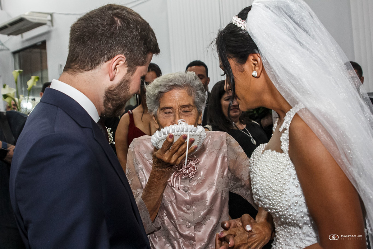 avó entregando alianças aos noivos em cerimônia de casamento Destination Wedding em Três Rios por Dantas Jr. Fotografia