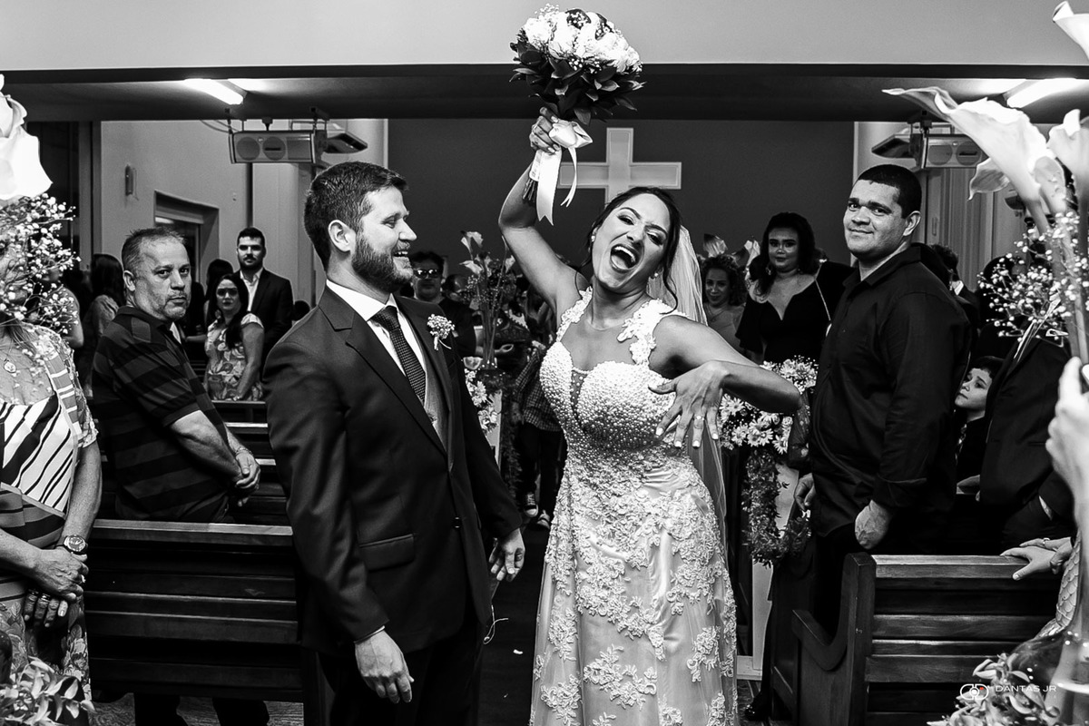 Noiva muito feliz saindo da igreja com noivo após cerimônia de casamento Destination Wedding em Três Rios por Dantas Jr. Fotografia