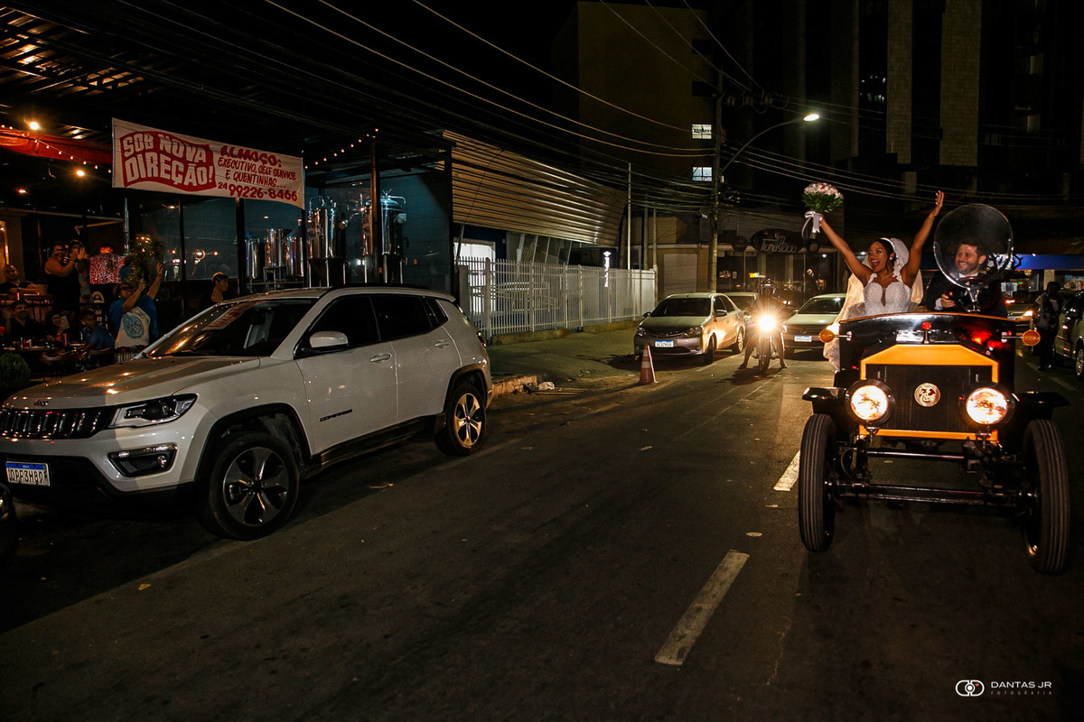 casal de noivos em carro antigo pelas ruas em casamento Destination Wedding em Três Rios por Dantas Jr. Fotografia