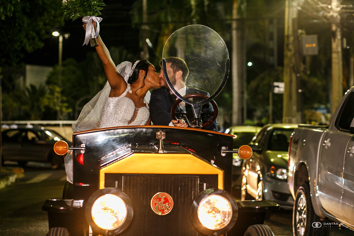 casal de noivos se beijando em carro antigo Ford 1930 em cerimônia de casamento Destination Wedding em Três Rios por Dantas Jr. Fotografia