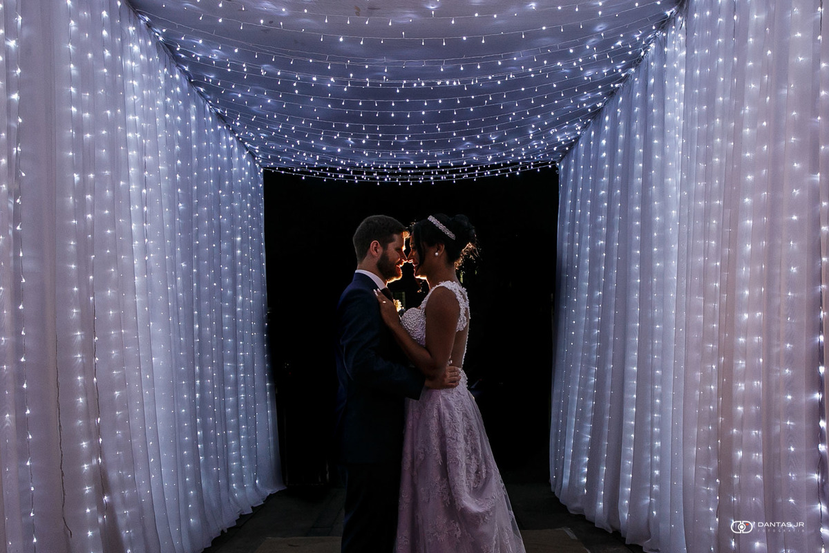casal de noivos se beijando em tunel de luzes em festa de casamento Destination Wedding em clube em Três Rios por Dantas Jr. Fotografia