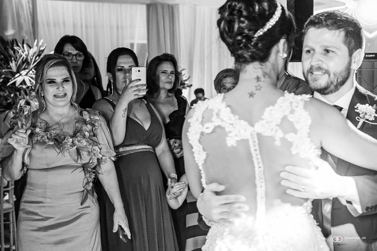 Noivos dançando com mãe olhando em casamento Destination Wedding em Três Rios por Dantas Jr. Fotografia