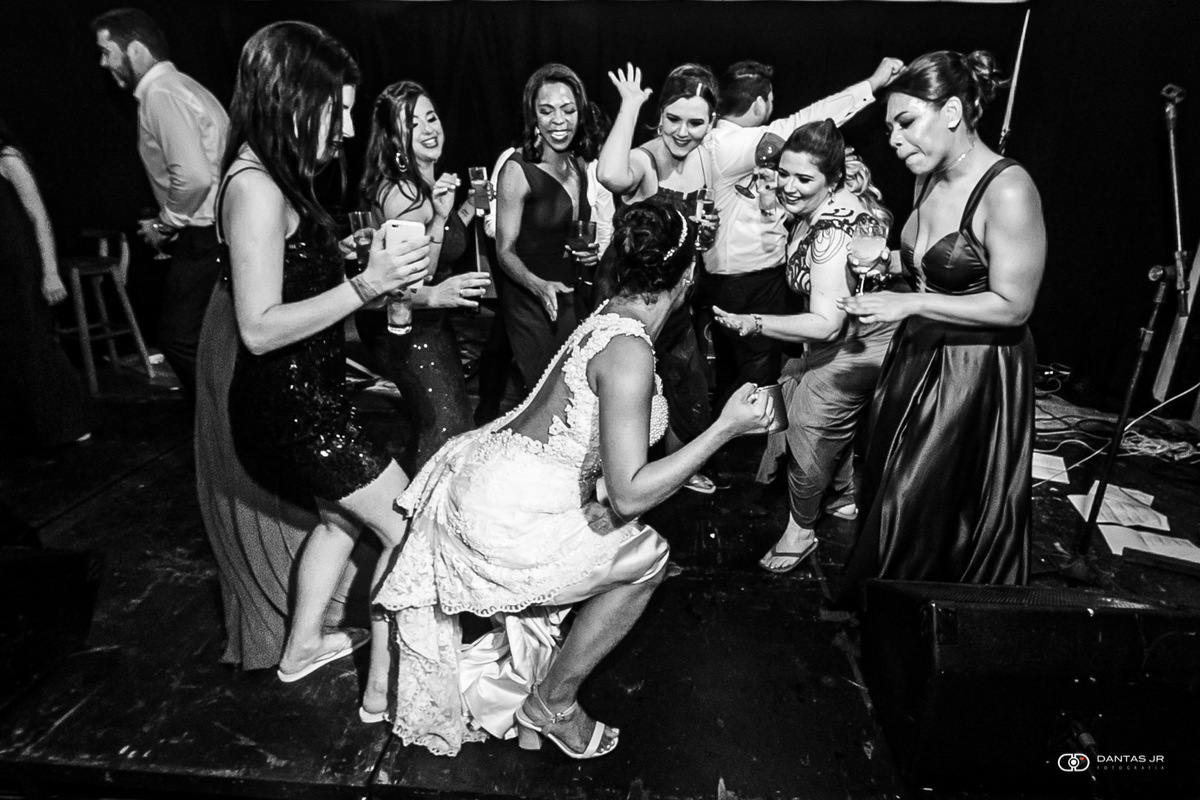 noiva dançando funk até o chão em festa de casamento Destination Wedding em clube de Três Rios por Dantas Jr. Fotografia