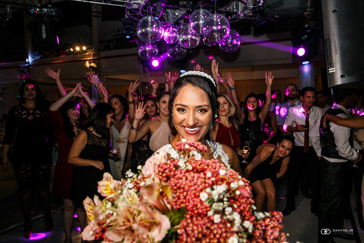 Noiva apontando bouquet de flores para jogar em festa de casamento Destination Wedding em clube de Três Rios por Dantas Jr. Fotografia