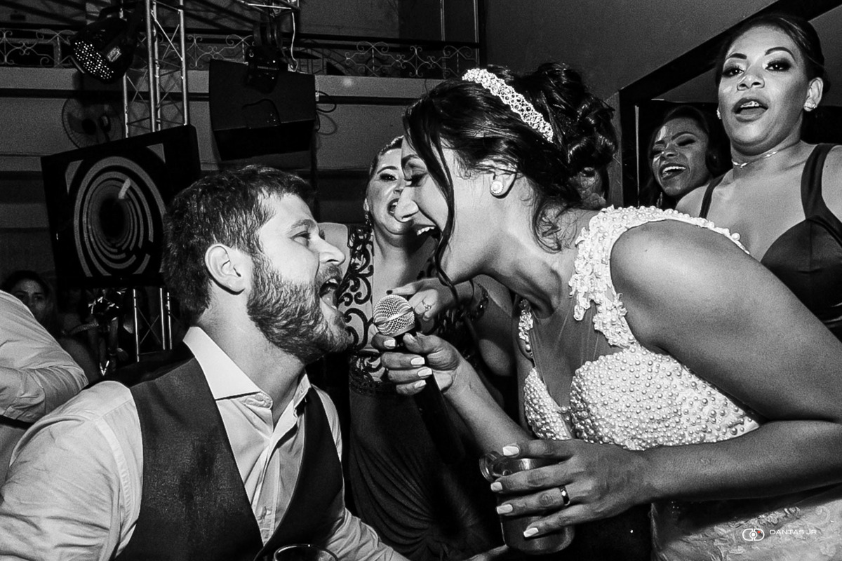 casal de noivos cantando em festa de casamento Destination Wedding em clube de Três Rios por Dantas Jr. Fotografia