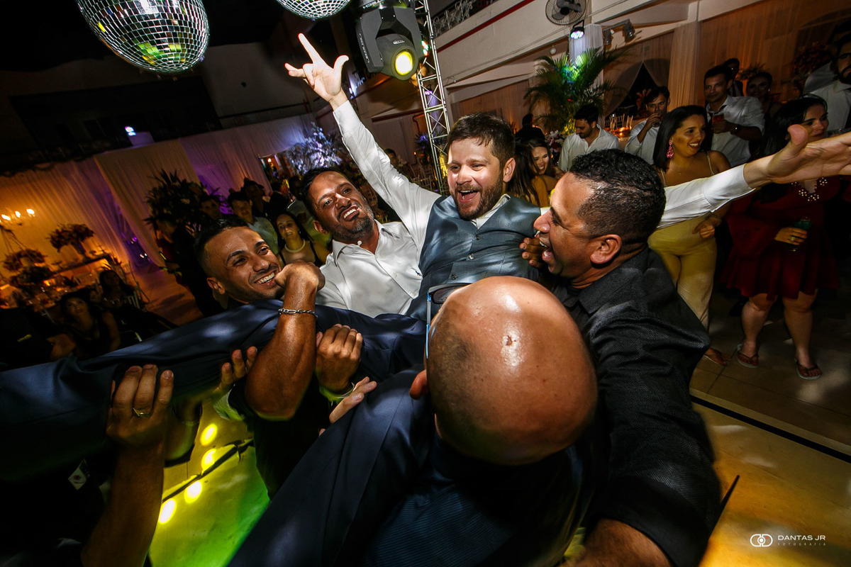 Noivo sendo carregado e jogado para o alto em festa de casamento Destination Wedding em clube de Três Rios por Dantas Jr. Fotografia
