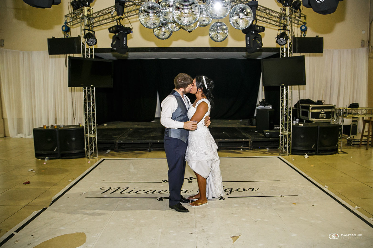 noivos se beijando em salão de festas vazio após festa de casamento Destination Wedding em clube de Três Rios por Dantas Jr. Fotografia