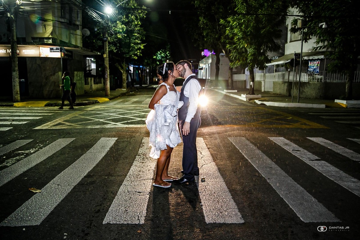 noivos se beijando nas ruas, em faixa de trânsito após casamento Destination Wedding em clube Três Rios por Dantas Jr. Fotografia