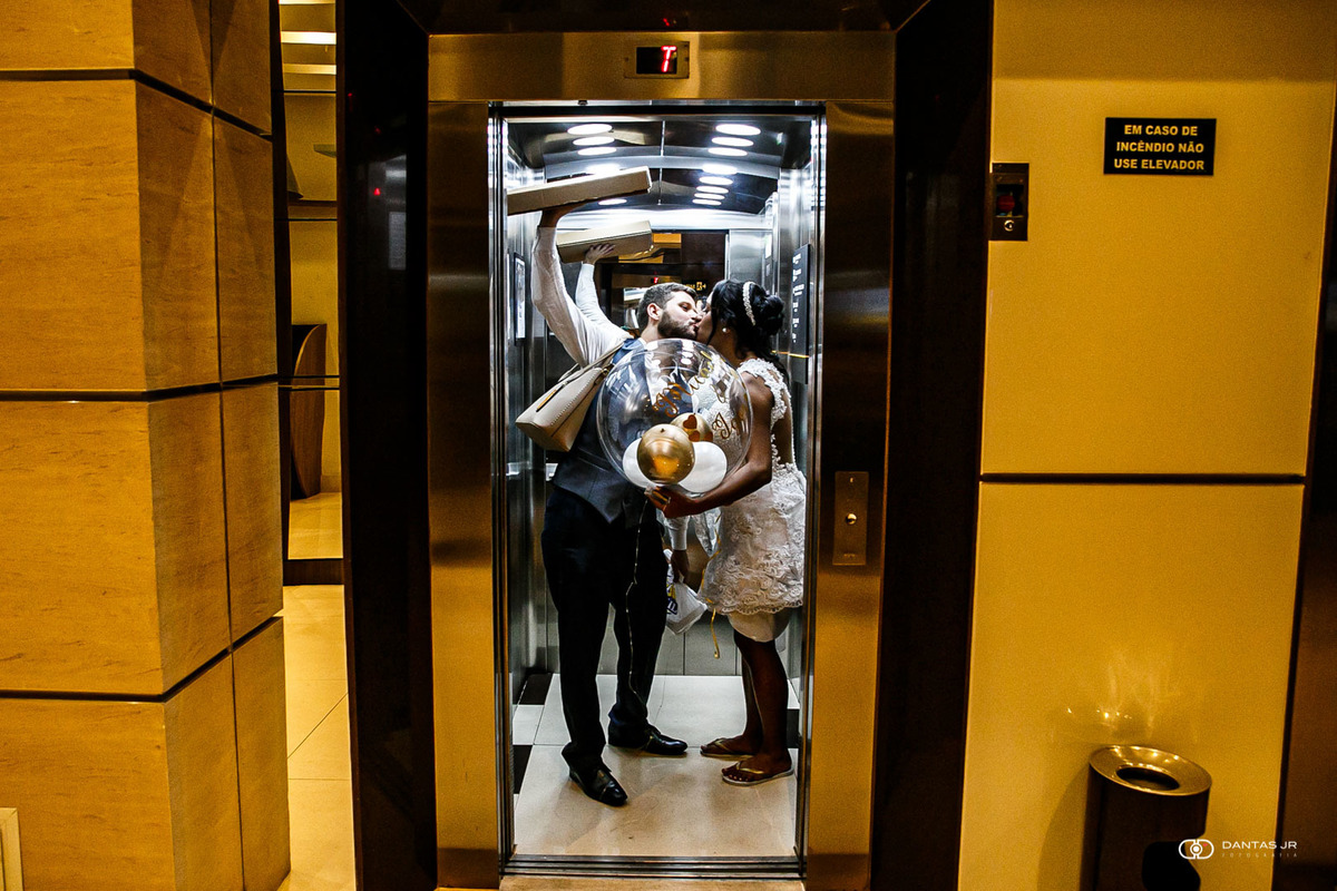casal de noivos se beijando dentro do elevador do hotel Mercure após festa de casamento Destination Wedding em clube de Três Rios por Dantas Jr. Fotografia