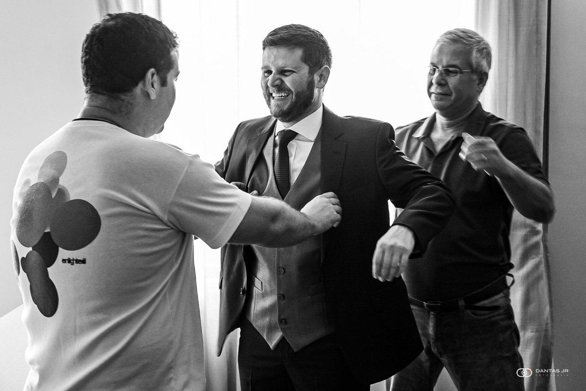 noivo terminando de se arrumar com pai e irmão em making of