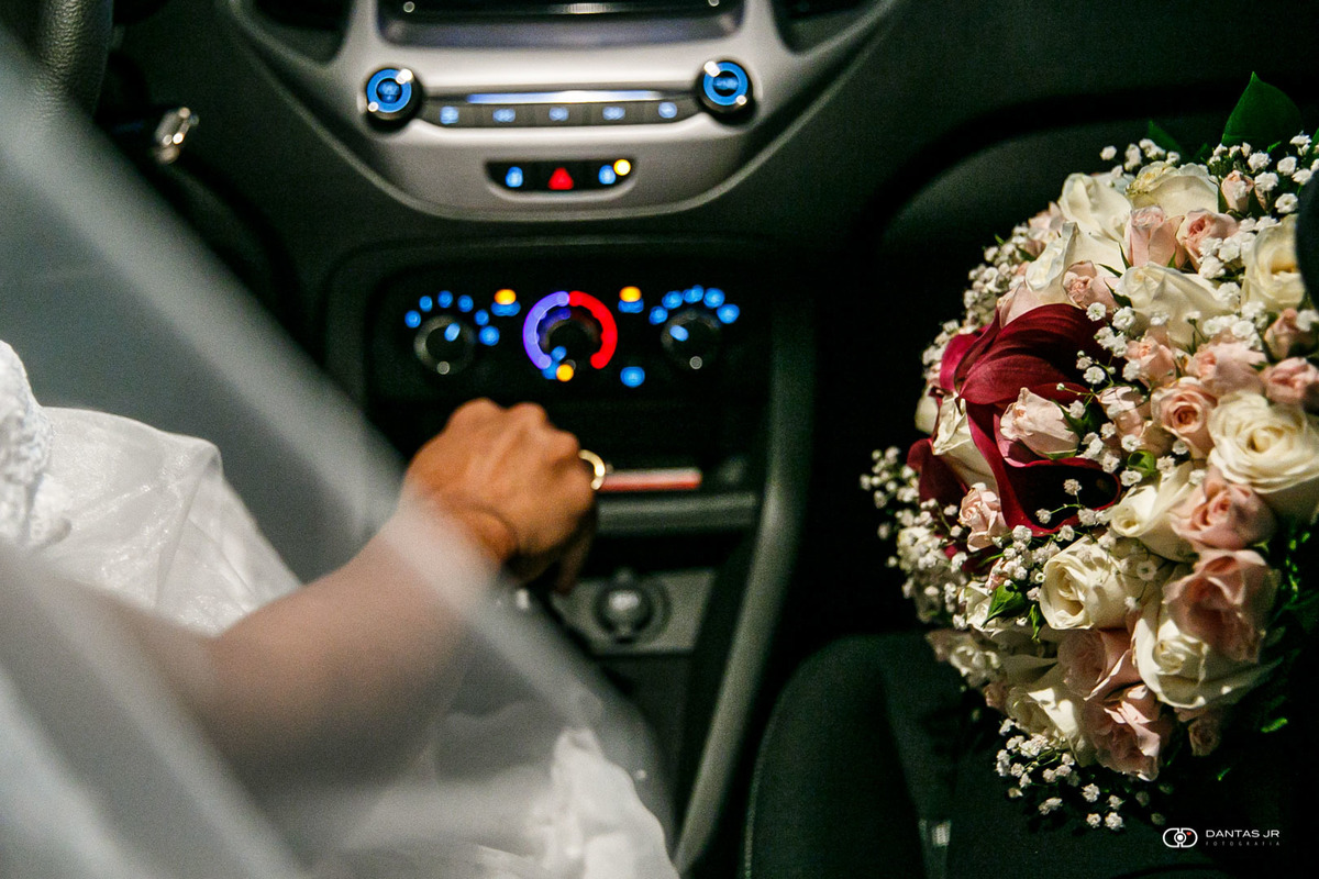 Noiva indo para cerimônia dirigindo carro em destination wedding em Três Rios