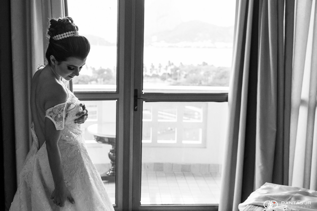 Noiva em making of se aprontando vestindo vestido na suíte de núpcias do hotel novo mundo no Rio de Janeiro