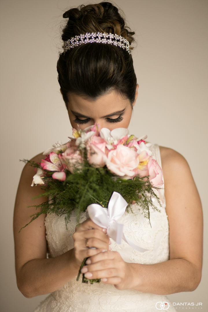 Retrato de noiva cheirando bouquet por Dantas Jr.