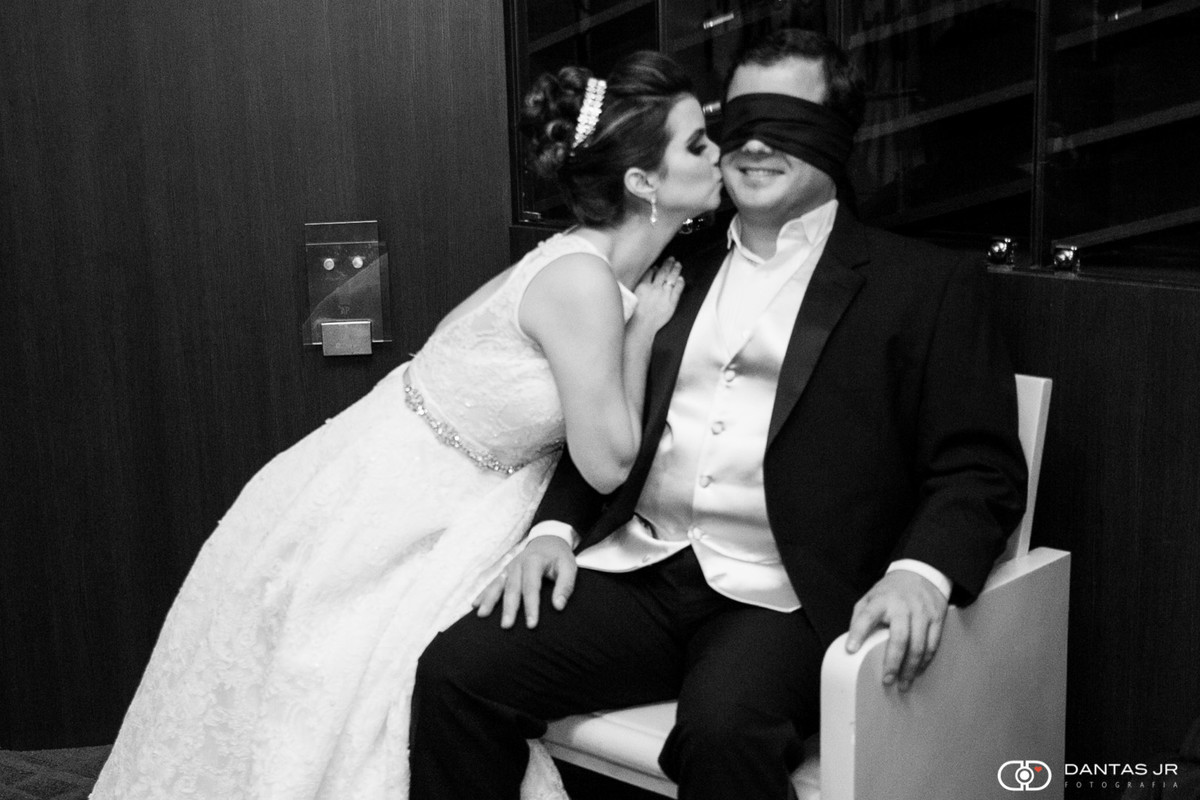 Noiva beijando noivo vendado em ensaio de casal no Hotel Novo Mundo por Dantas Jr.