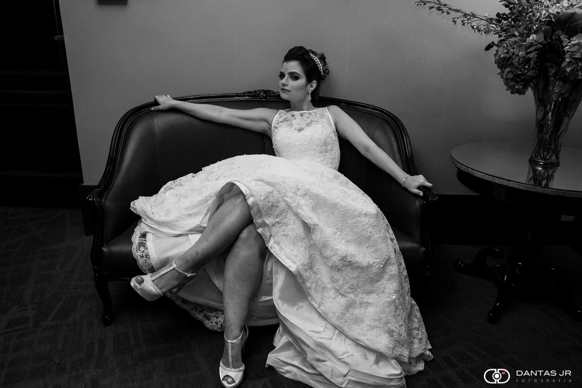 Noiva em pose sensual em sofã no hotel Novo Mundo no Rio de Janeiro por Dantas Jr