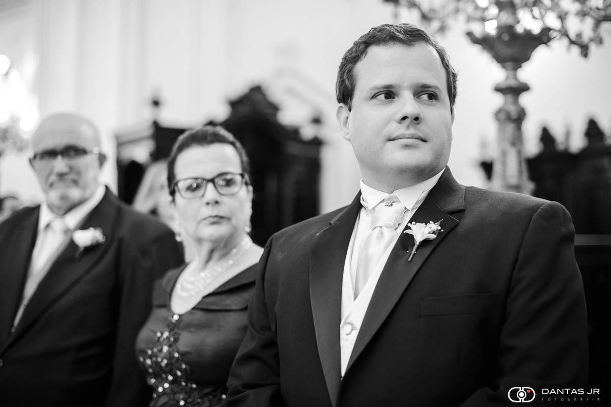 Noivo emocionado observando noiva entrar na igreja