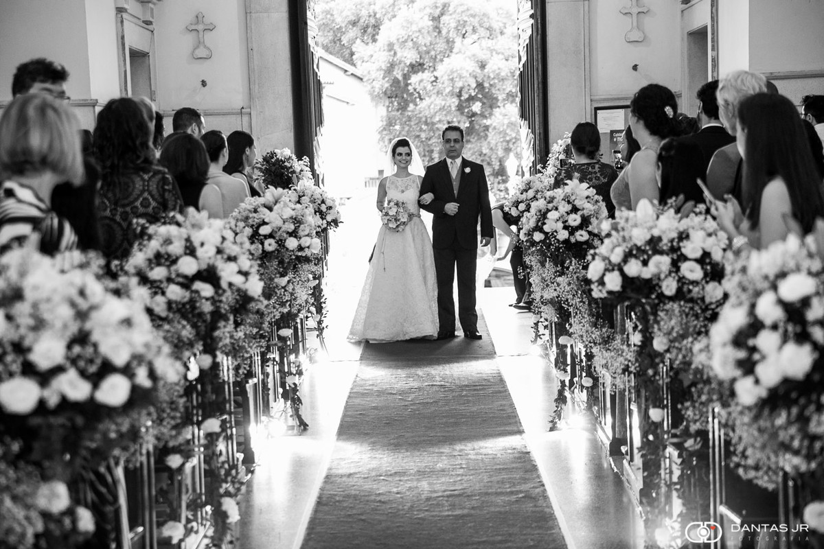 Noiva entrando na igreja São Pedro no Rio de Janeiro