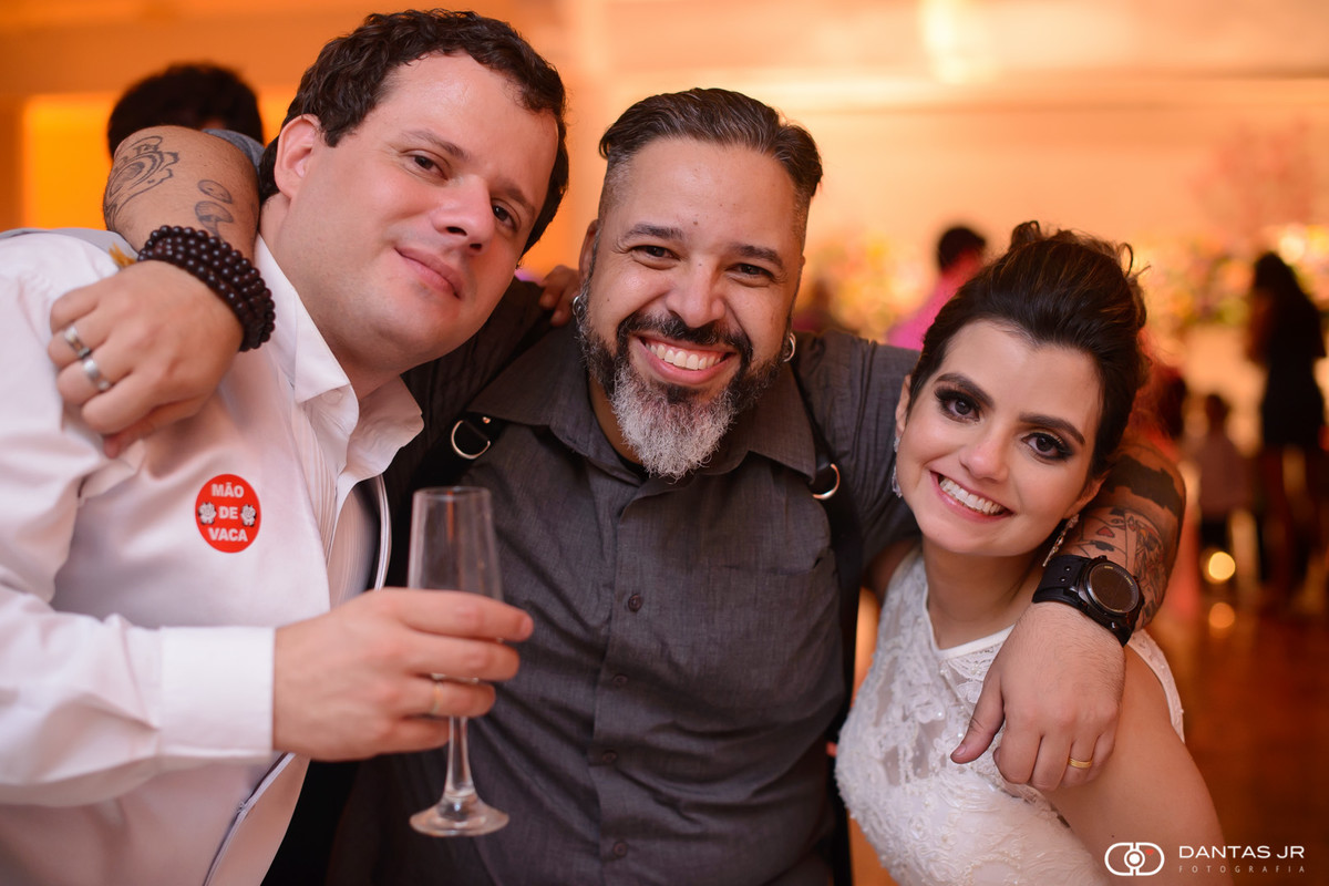 Noivos felizes com o melhor fotógrafo de casamentos do Rio de Janeiro e do Brasil Dantas Jr.