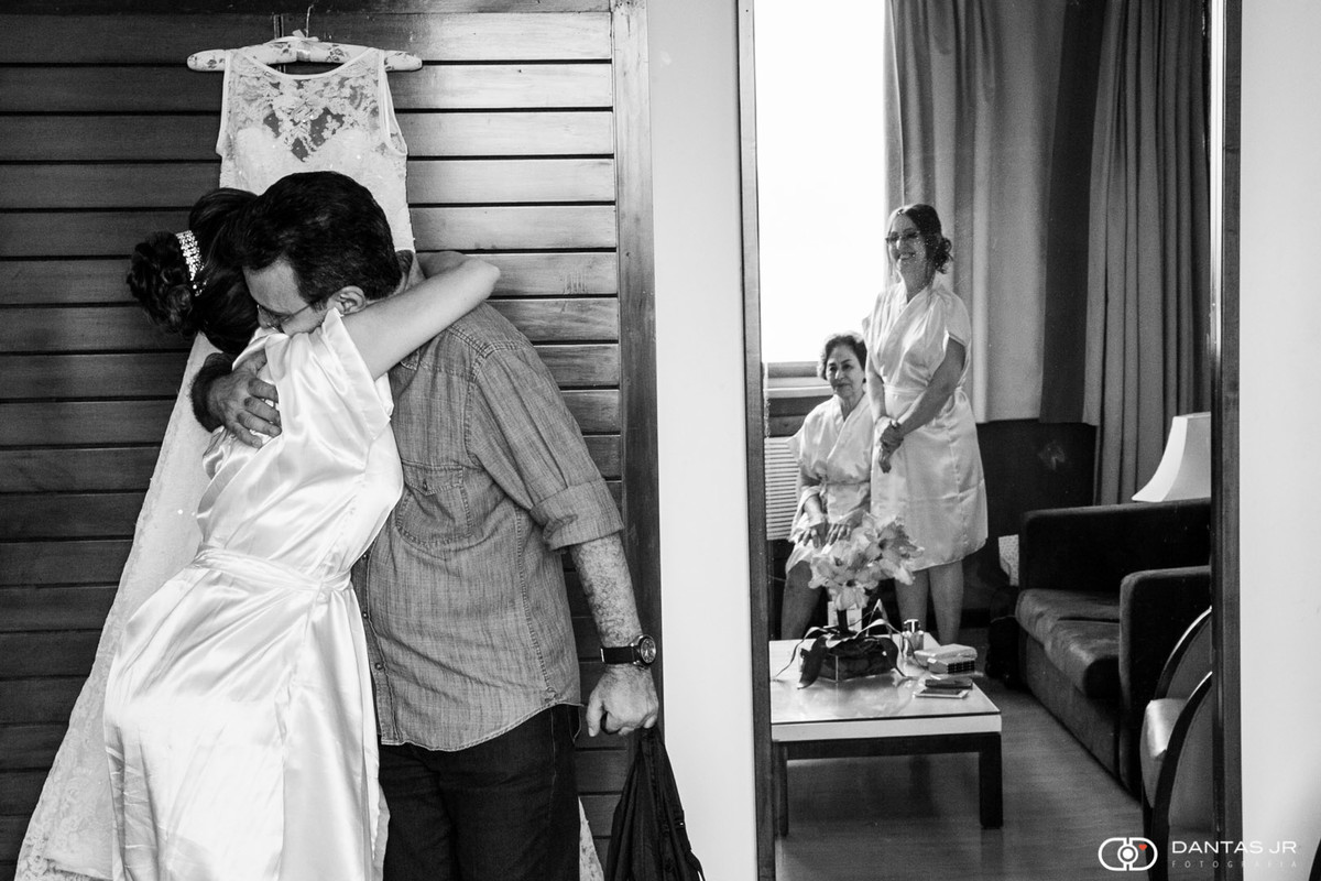 pai emocionado abraçando filha durante making of enquanto mãe e avó observam por Dantas Jr.