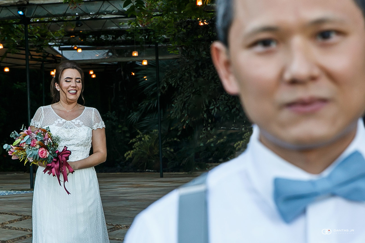 Noivo nervoso de costas para noiva antes de encontrar noiva no First Look em Elopement Wedding na Casa de Santa Teresa fotografado por Dantas Jr. Fotografia
