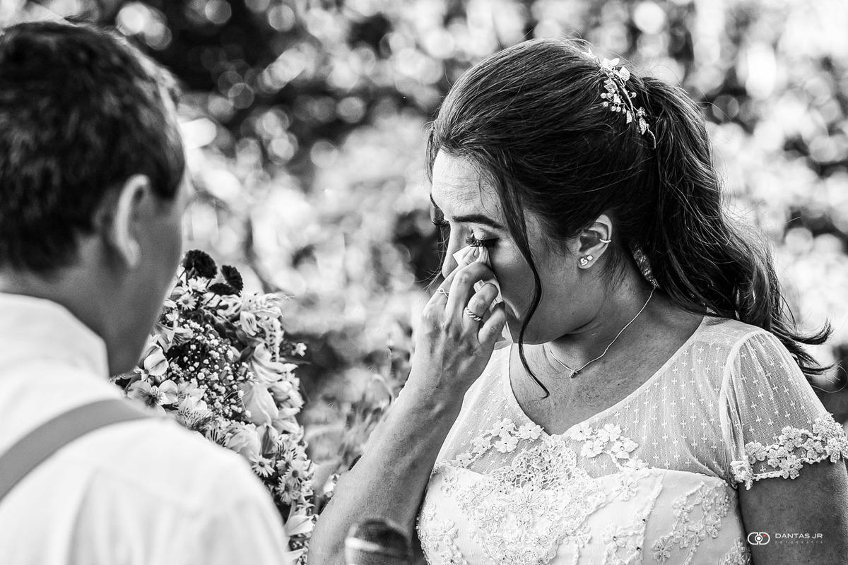 Noiva chorando emocionada em crimônia de Elopement Wedding na Casa de Santa Teresa por Dantas Jr. Fotografia