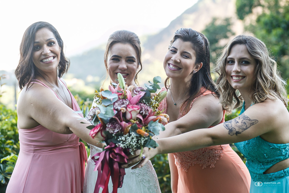 Noiva e madrinhas segurando bouquet