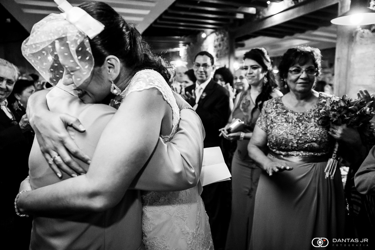 casal gay em miniwedding homoafetivo se abraçando e beijando visto epor convidados emocionados em cerimônia no Bistro Ouvidor por Dantas Jr Fotografia