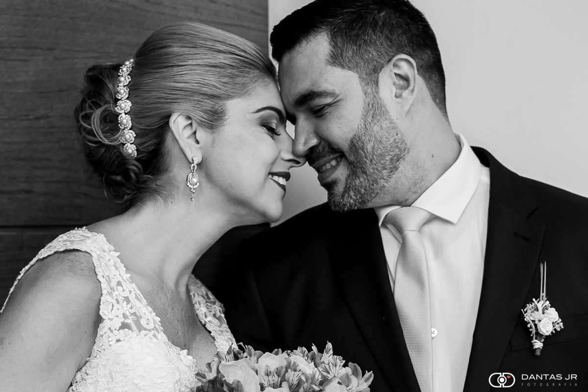 noivos trocando carícias em making of no Rio de janeiro onde os noivos se aprontaram e se arrumaram juntos por Dantas jr. Fotografia