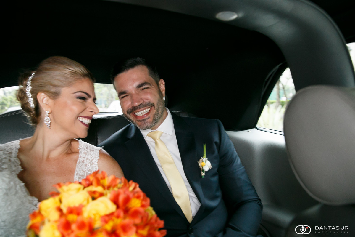 noivos se arrumando juntos e indo juntos para a igreja no mesmo carro felizes e sorrindo no Rio de Janeiropor Dantas jr. Fotografia
