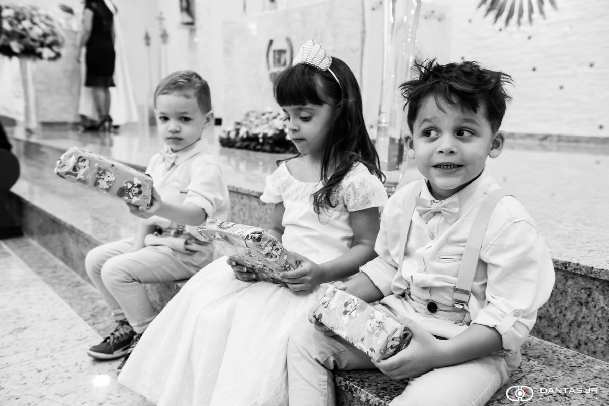 pajens e daminhas felizes dentro da igreja durante casamento no Rio de janeiro por Dantas jr. Fotografia