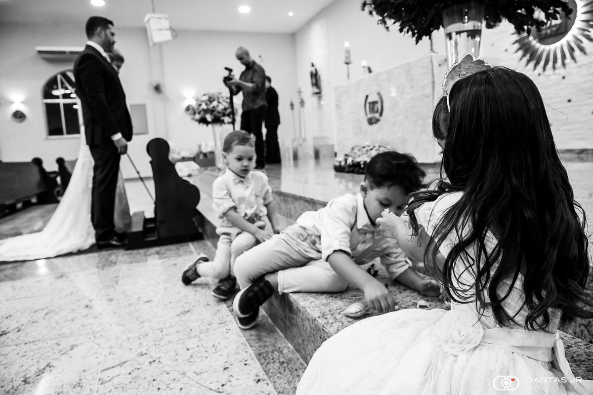 pajens e daminhas brincando durante cerimônia de casamento religioso dentro da igreja no altar no Rio de janeiro em preto e branco por Dantas jr. Fotografia