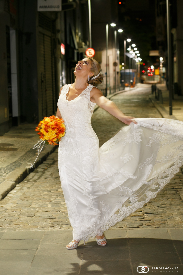 noiva feliz rodando o vestido nas ruas do centro do Rio de janeiro após casamento em sessão de fotos após a chuva por Dantas jr. Fotografia