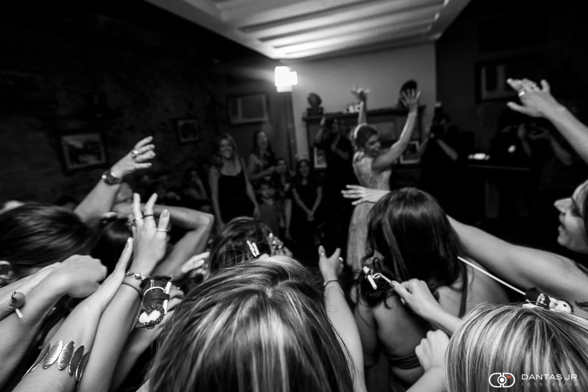 noiva jogando vários santo antonios para convidadas desesperadas no Bistrô Ouvidor do Centro do Rio de Janeiro em mini wedding por Dantas jr. Fotografia