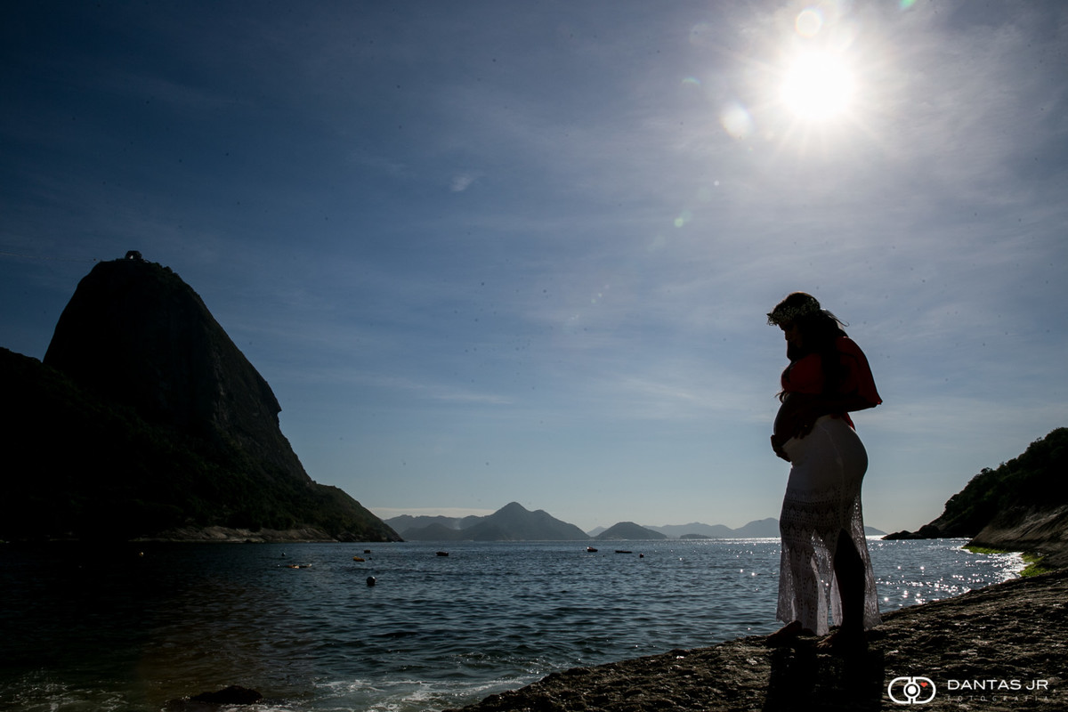 Silhueta de gravida com pão de açucar ao fundo em ensaio de gestante no Rio de janeiro por Dantas Jr. Fotografia