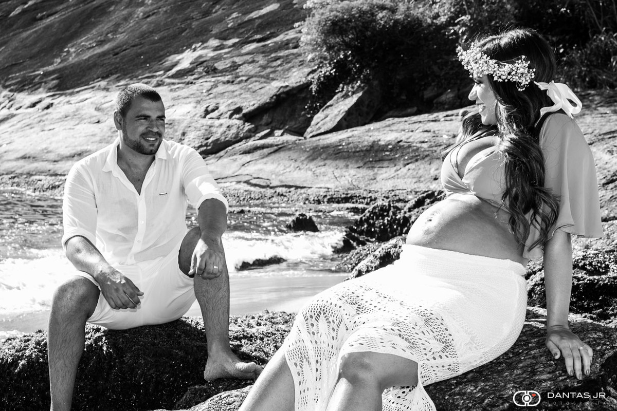 casal se olhando namorando em pedras em ensaio gestante no rio de janeiro na urca por Dantas Jr Fotografia