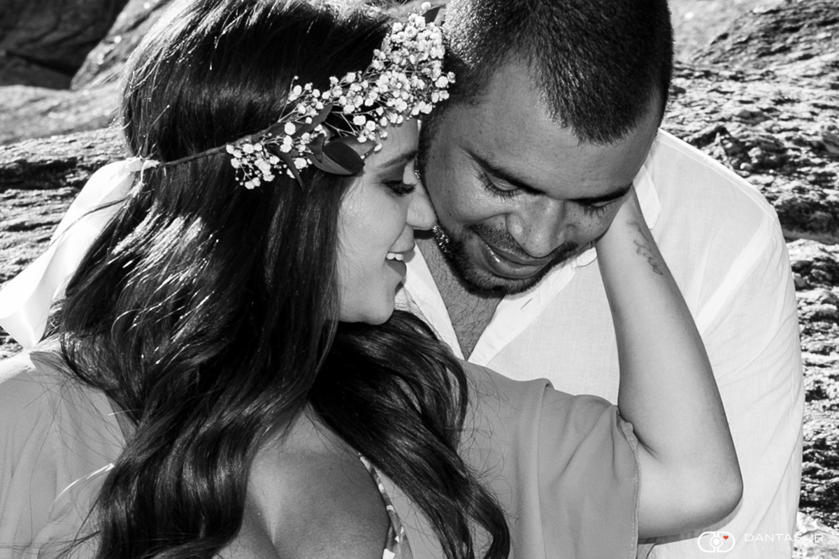 Casal namorando com ela fazendo carinho nele em ensaio sensual ede ninfa por Dantas Jr. Fotografia