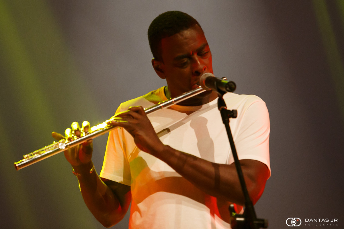 Seu Jorge tocando flauta em participação especial no show da banda Blitz em lançamento do CD Aveturas 2 no Teatro Bradesco no RJ por Dantas Jr.