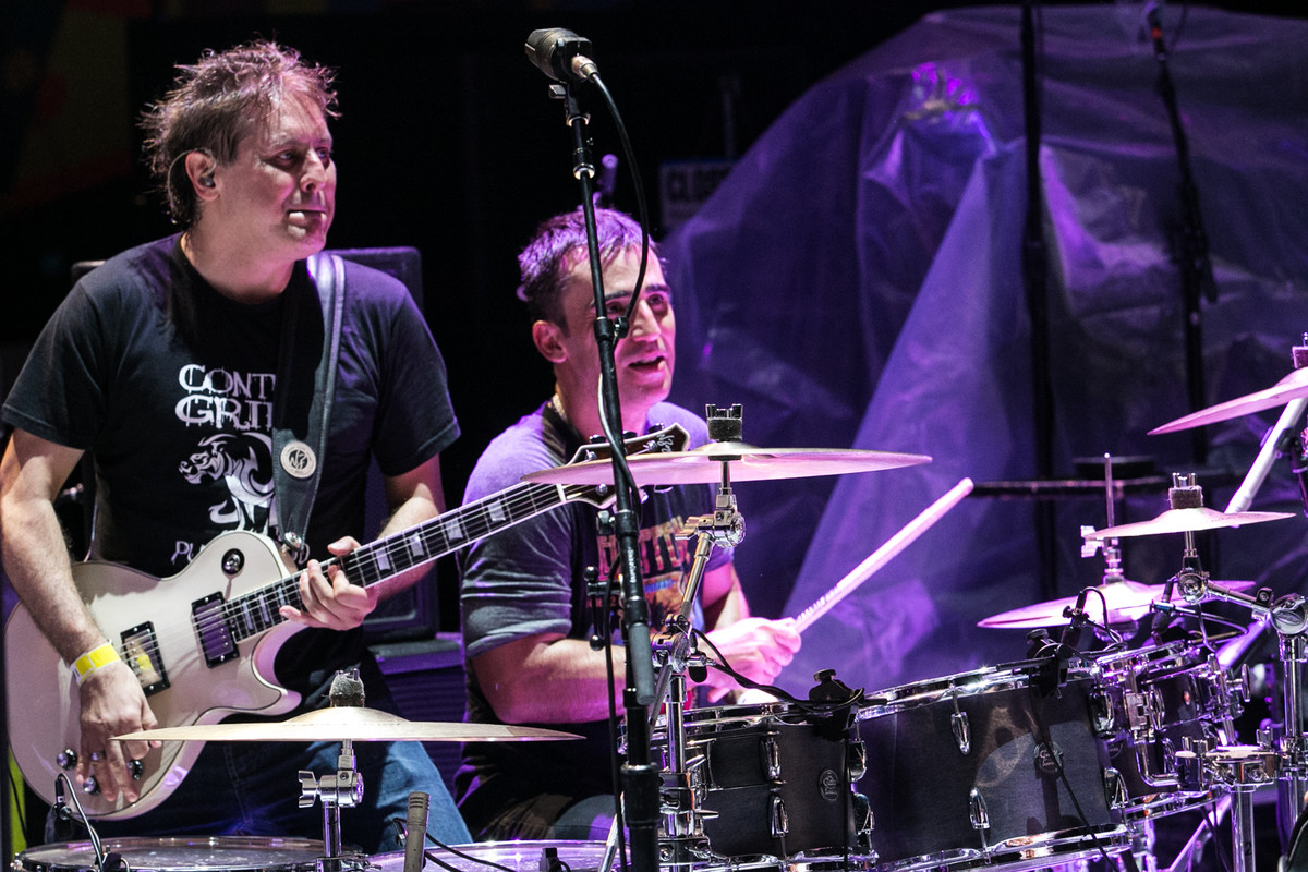 Marcos Kleine e Bacalhau no palco do Maracanã com o Ultraje abrindo pros Stones por Dantas Jr