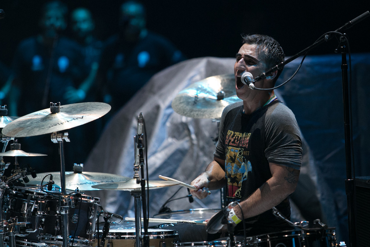 Bacalhau tocando bateria com o Ultraje a Rigor no palco do Maracanã no show de abertura do Ultraje a Rigor pros Stones por Dantas Jr.