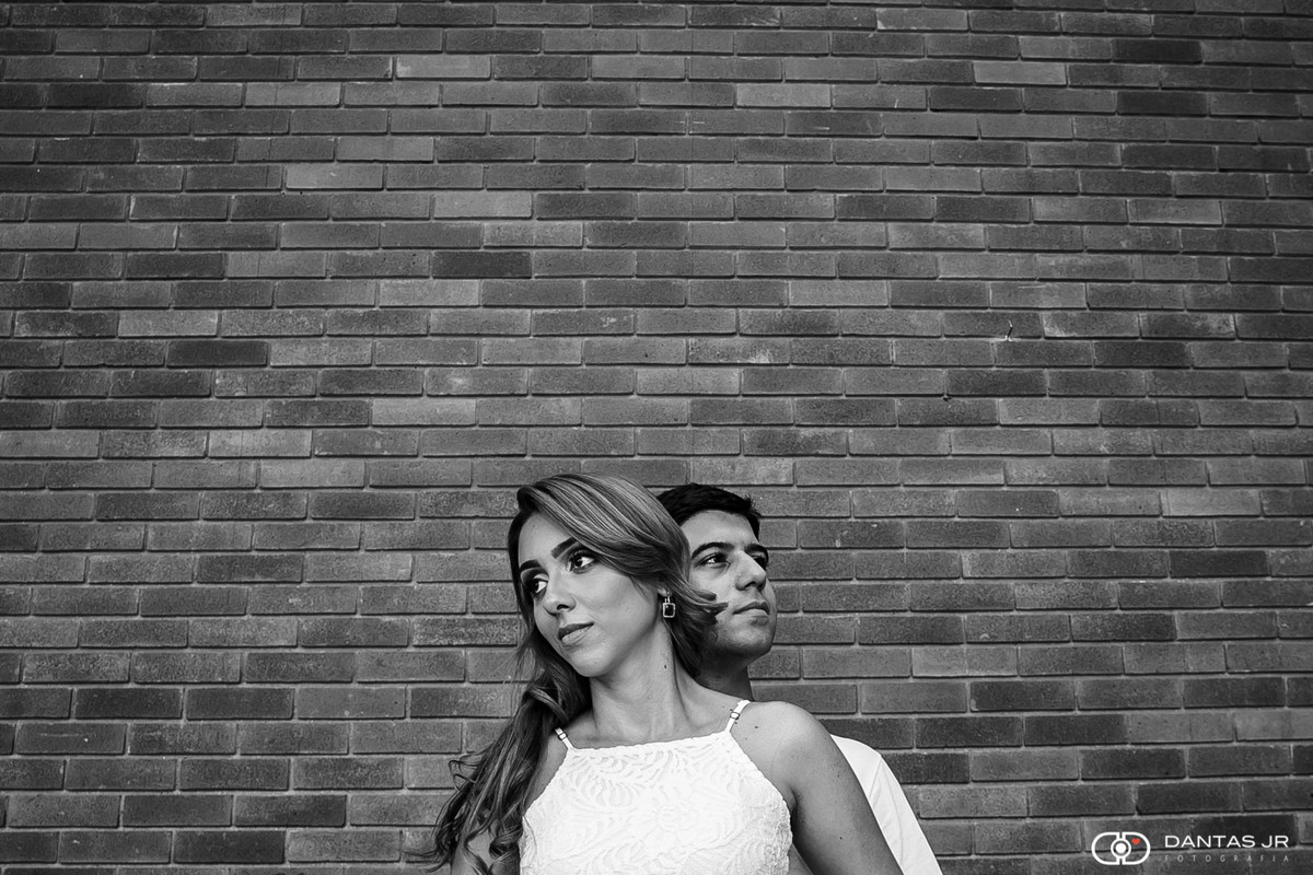 Casal em ensaio pre wedding no aterro do flamengo no MAM ela na frente dele e cada um olhando para um lado em ensaio pre wedding por Dantas Jr.