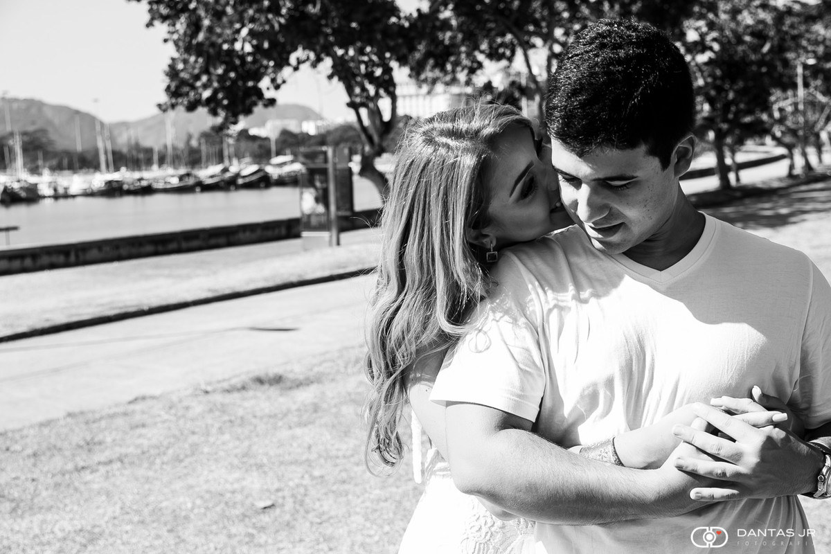 Casal fazendo chamego em foto preto e branca no aterro do Flamengo em ensaio pre wedding por Dantas Jr.