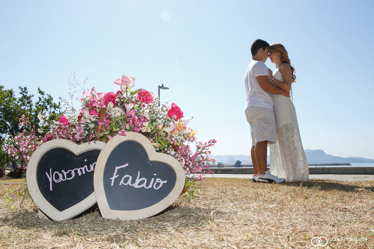 casal se beijando no Rio de Janeiro ao fundo com dois corações escritos Yasmin e Fabio em ensaio pre wedding por Dantas Jr.