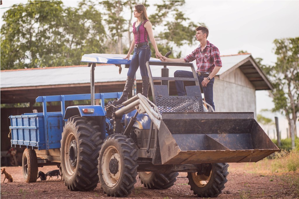 Ensaio Artur e Denise no sitio no campo, em cima do trator.