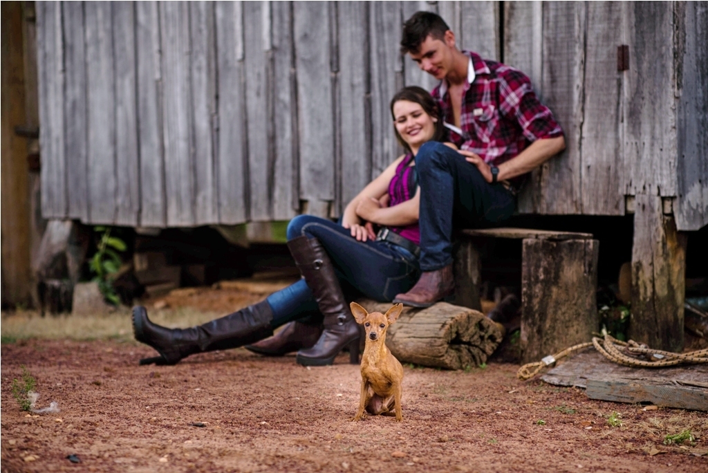 Ensaio Artur e Denise no sitio no campo, com seu amigo cachorro.