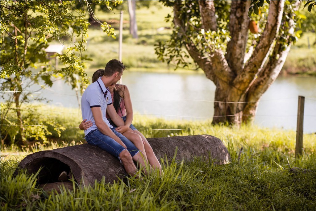 Ensaio Artur e Denise no sitio no campo, sentado na beira do lago namorando