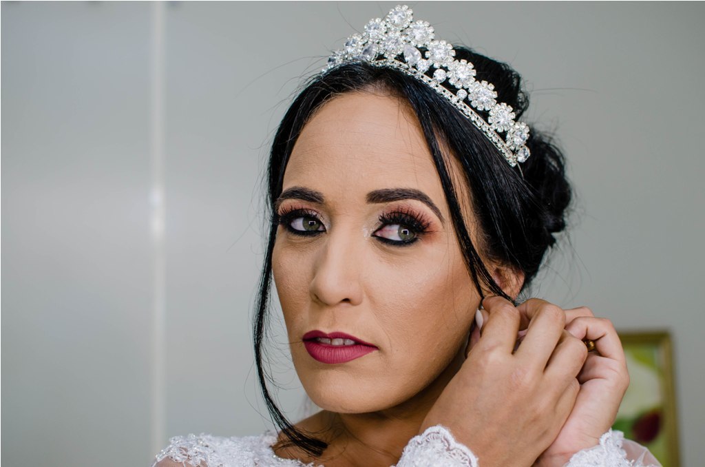 noiva colocando o brinco - foto visão