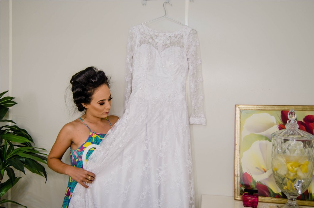 noiva mostrando o vestido - foto visão